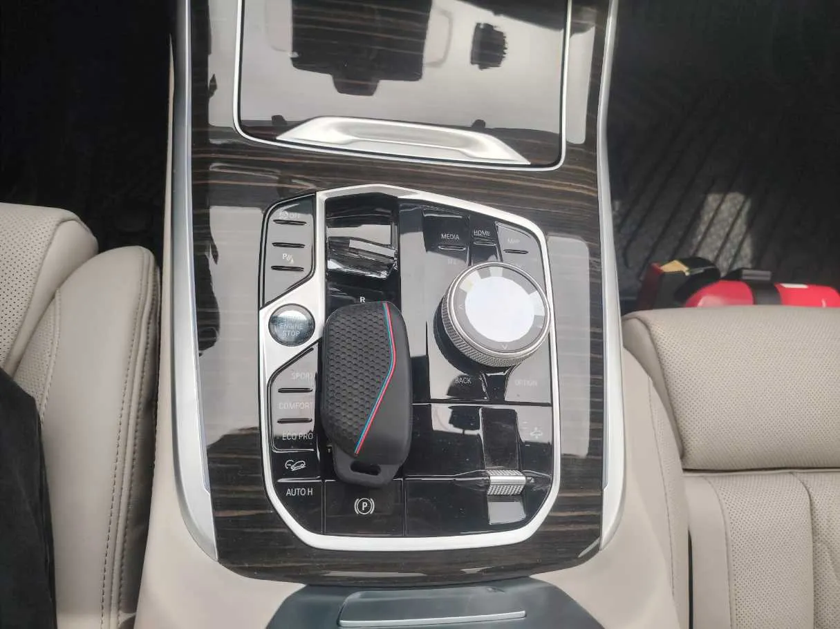 Car image 19