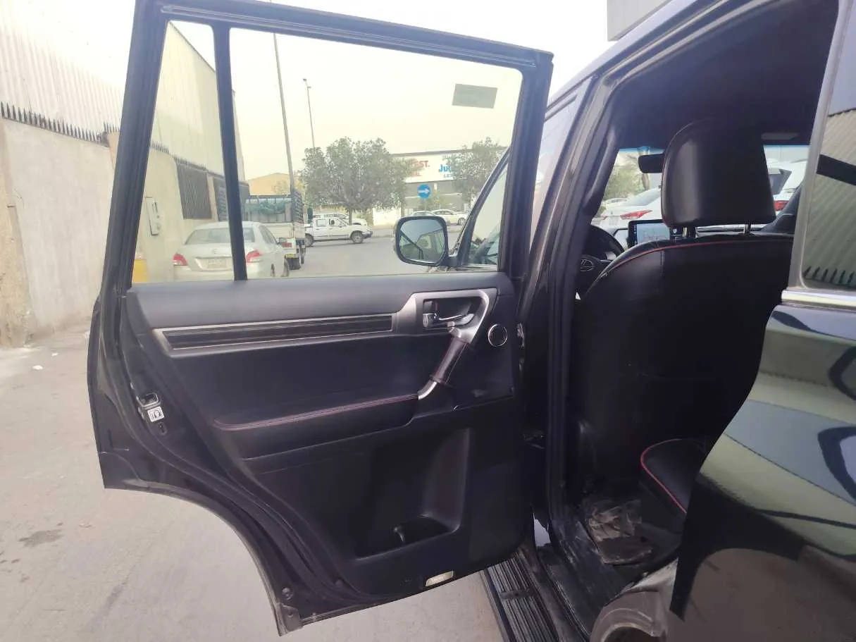Car image 16