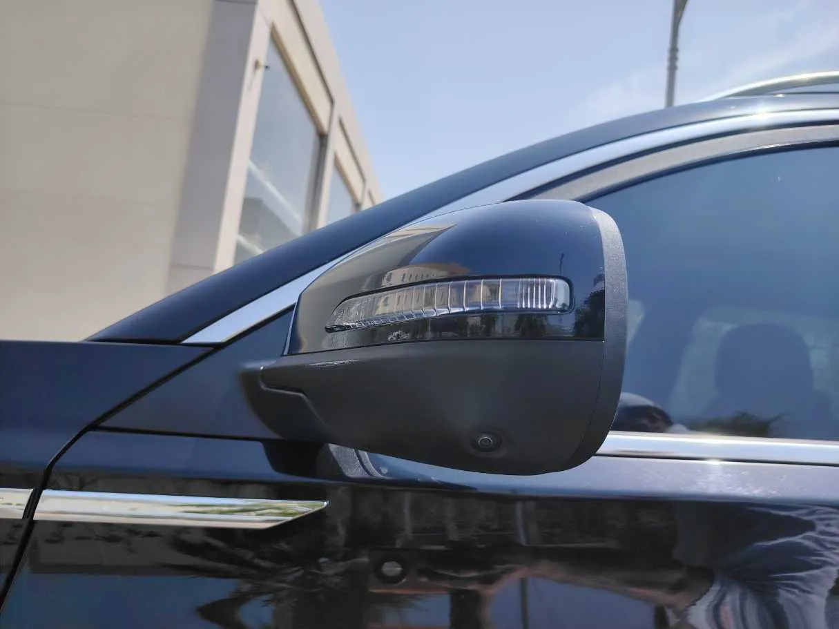 Car image 30