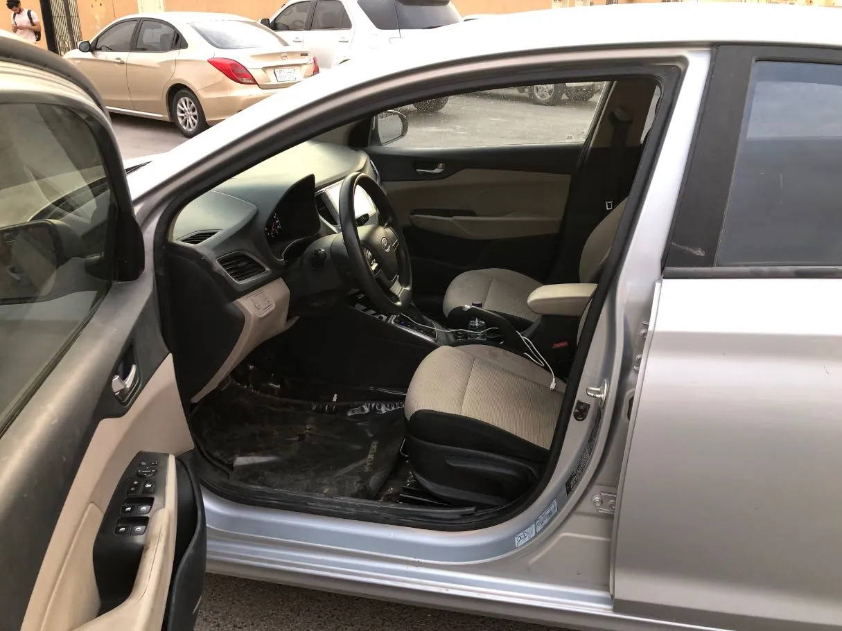 Car image 11
