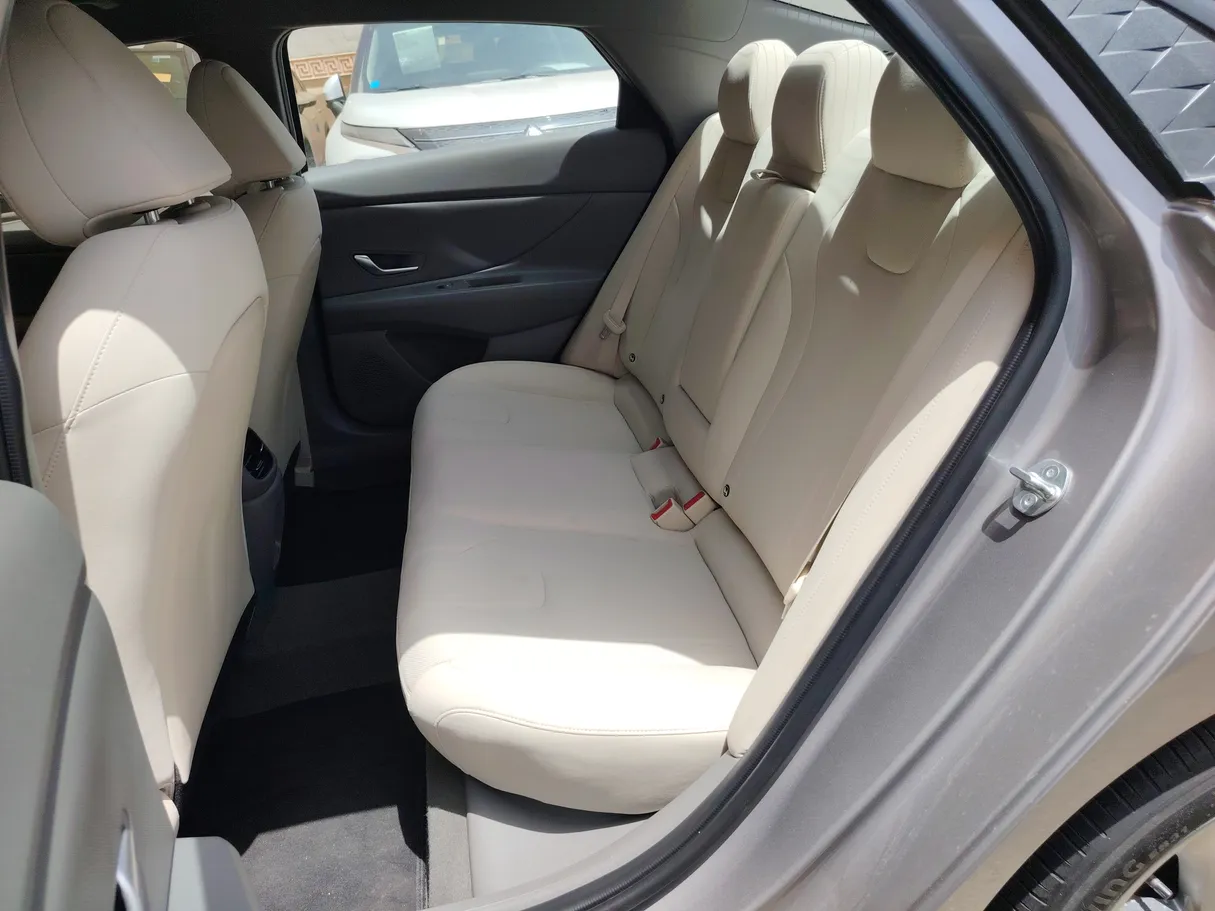 Car image 18