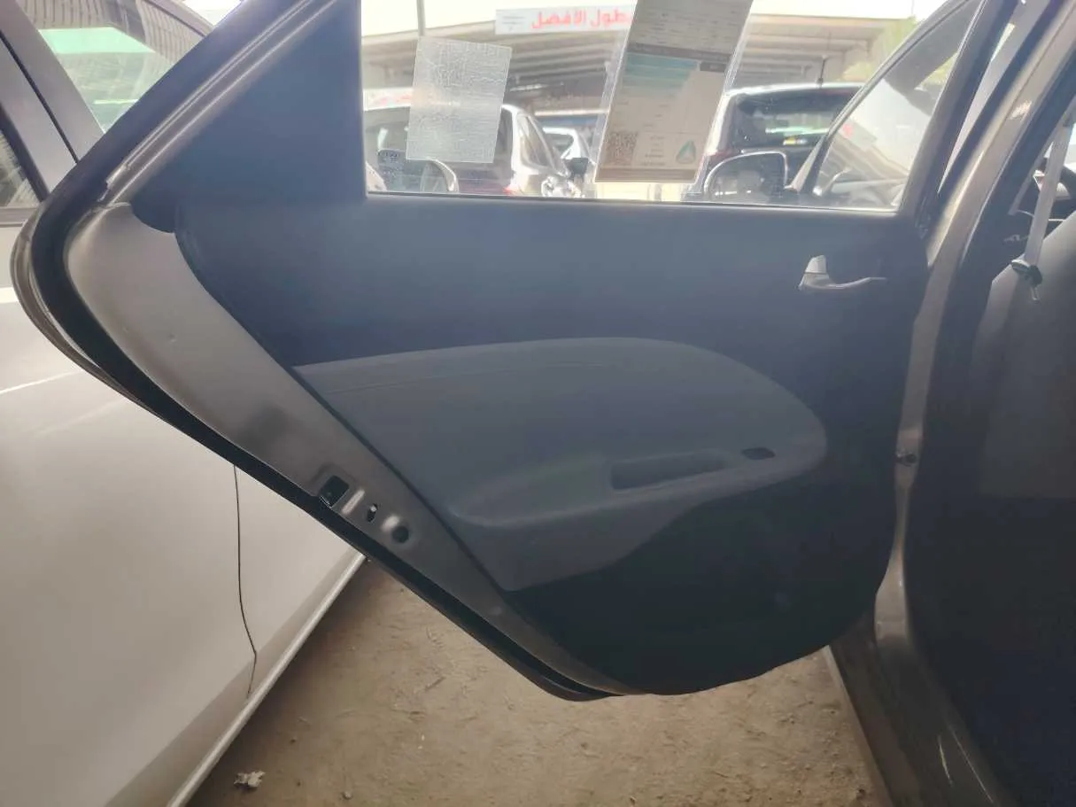 Car image 16