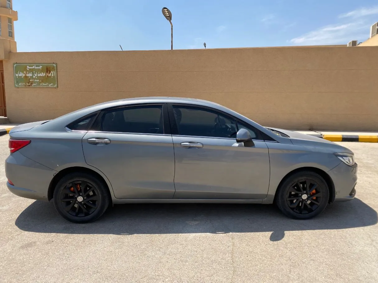 Car image 4