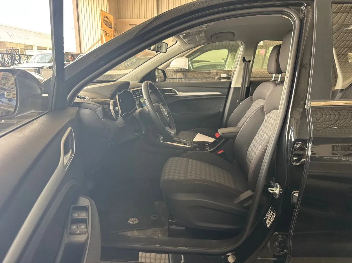 Car image 9