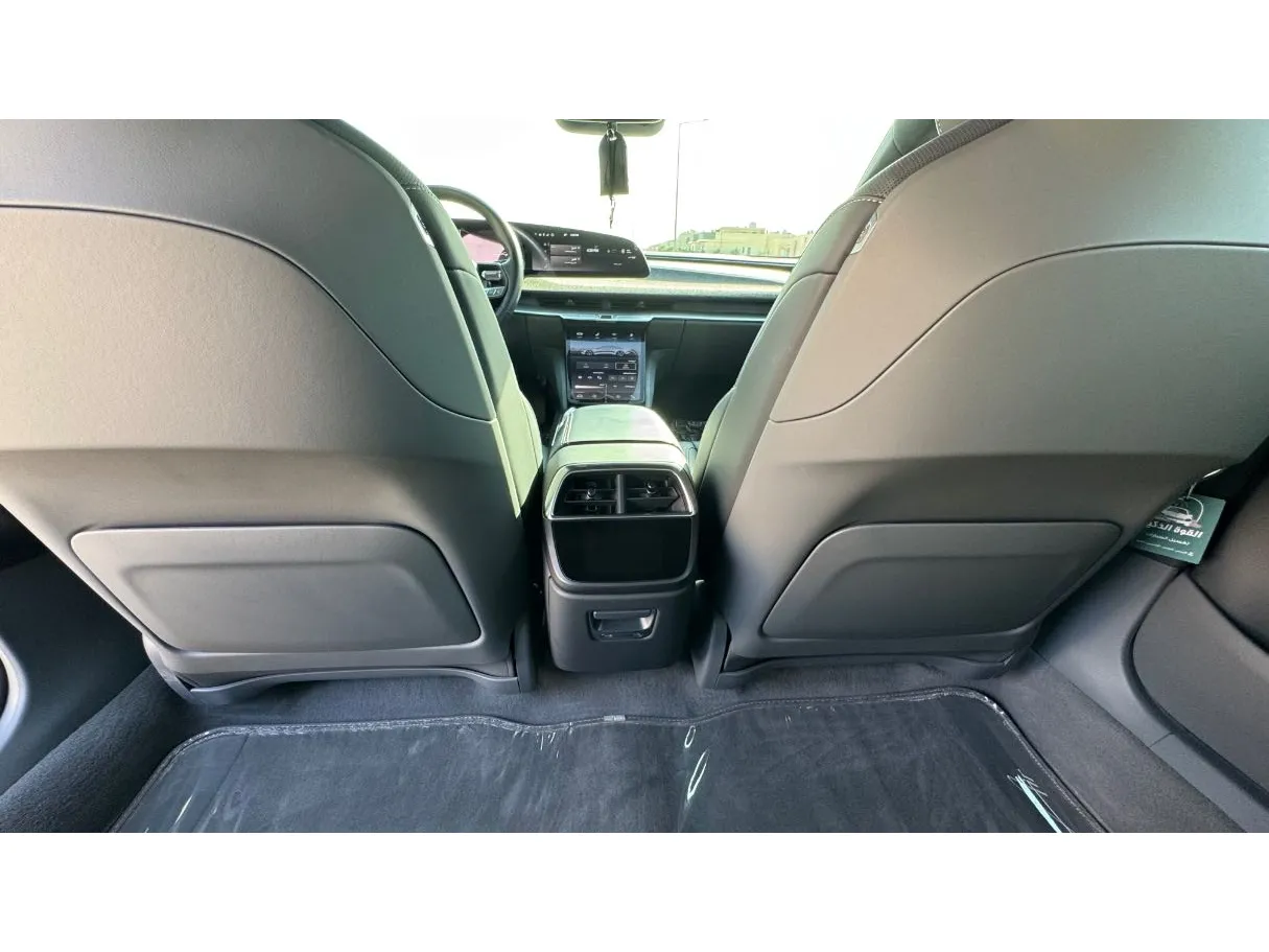 Car image 26