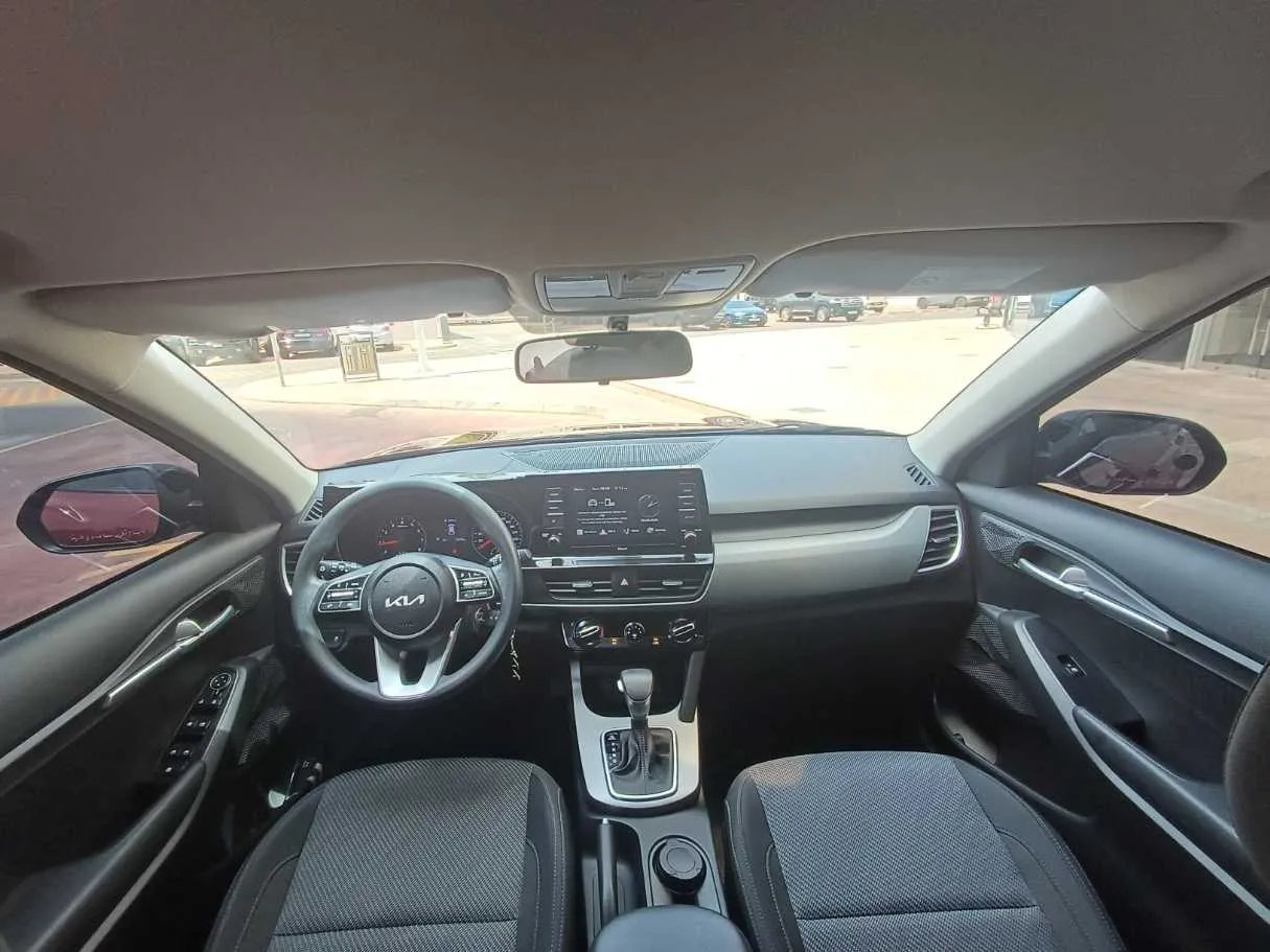Car image 14