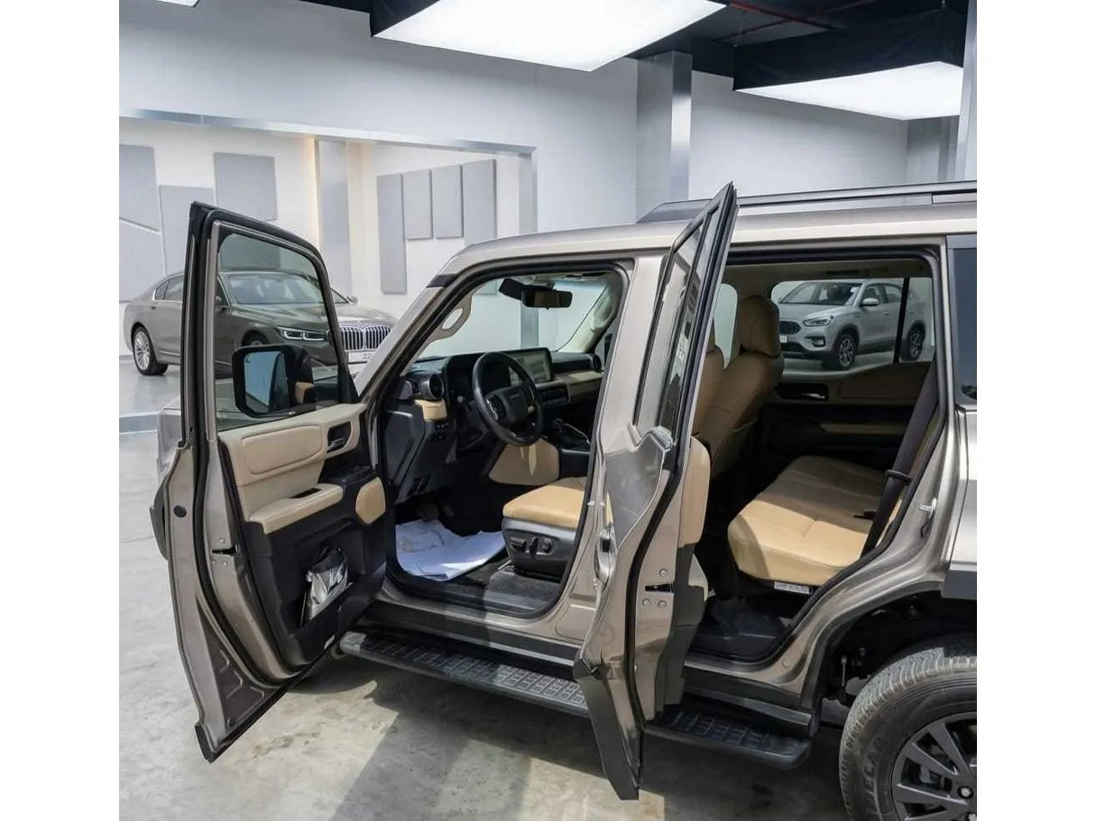 Car image 10