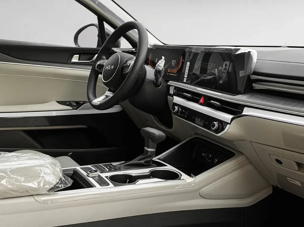 Car image 12