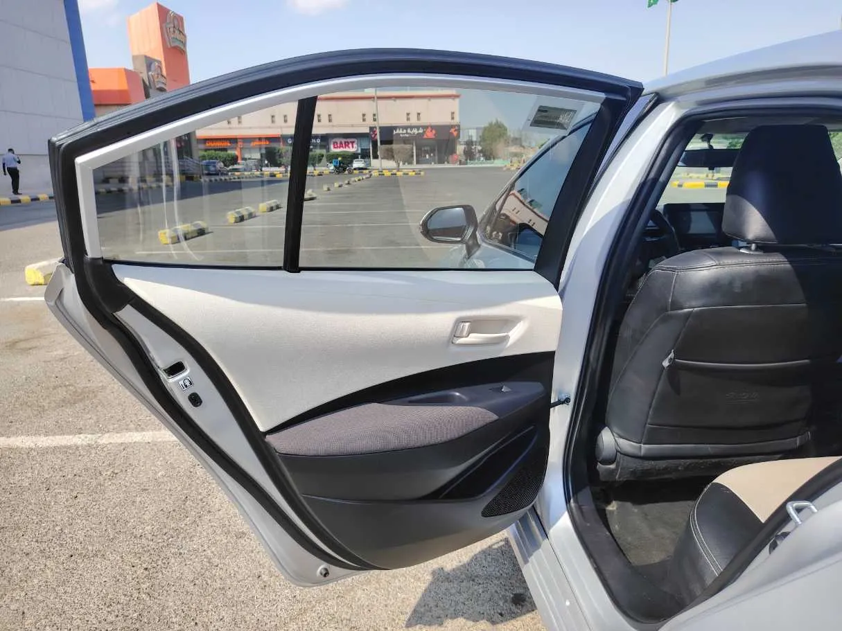 Car image 14