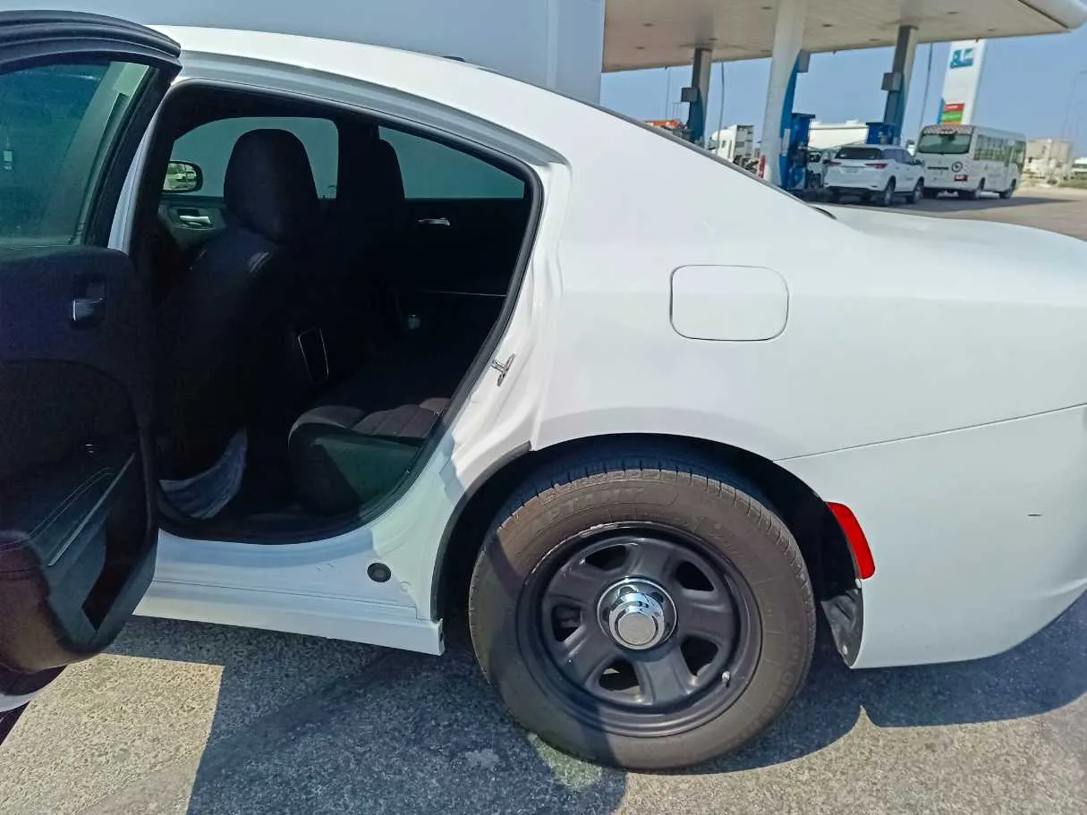 Car image 16