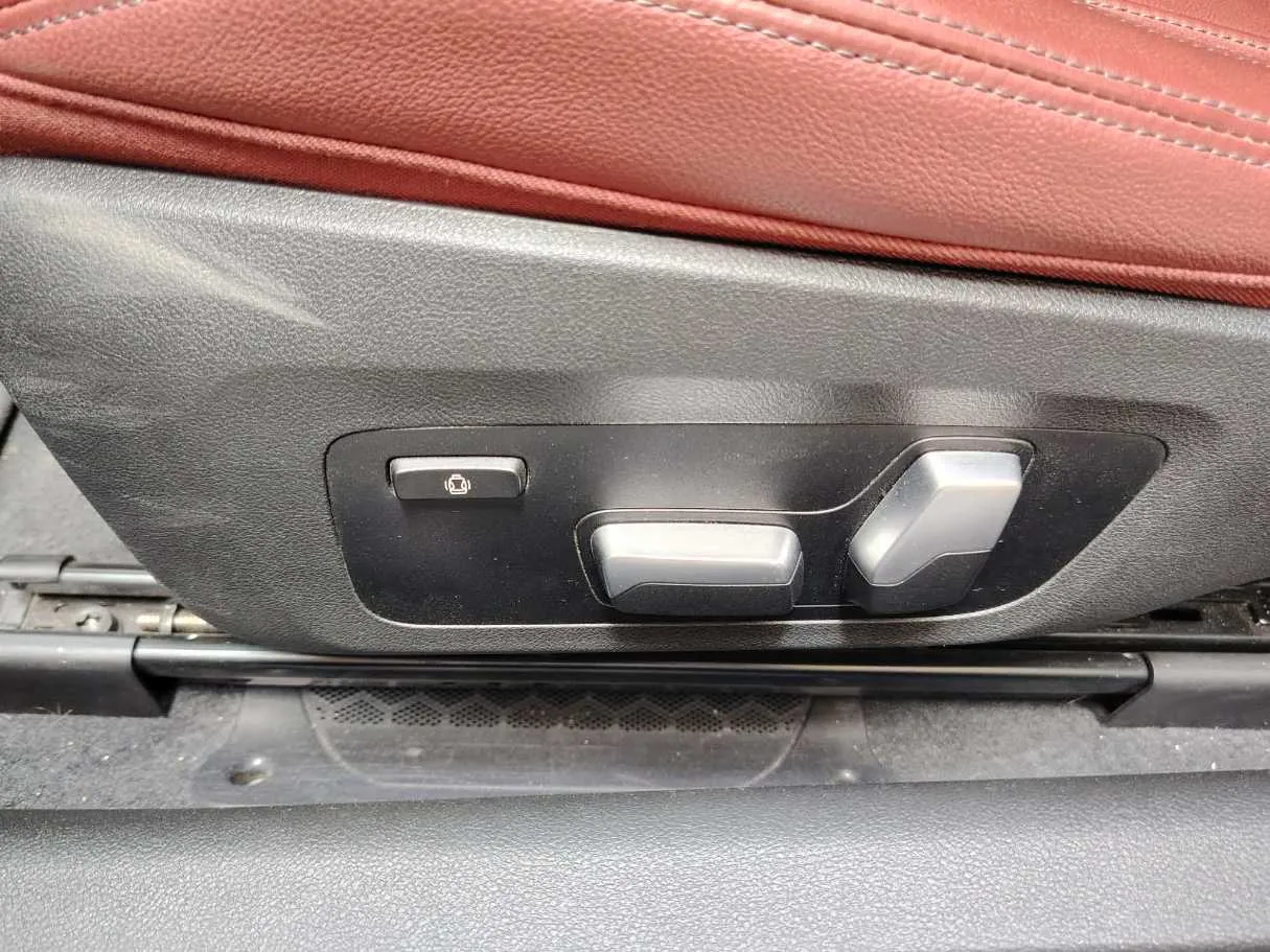 Car image 32