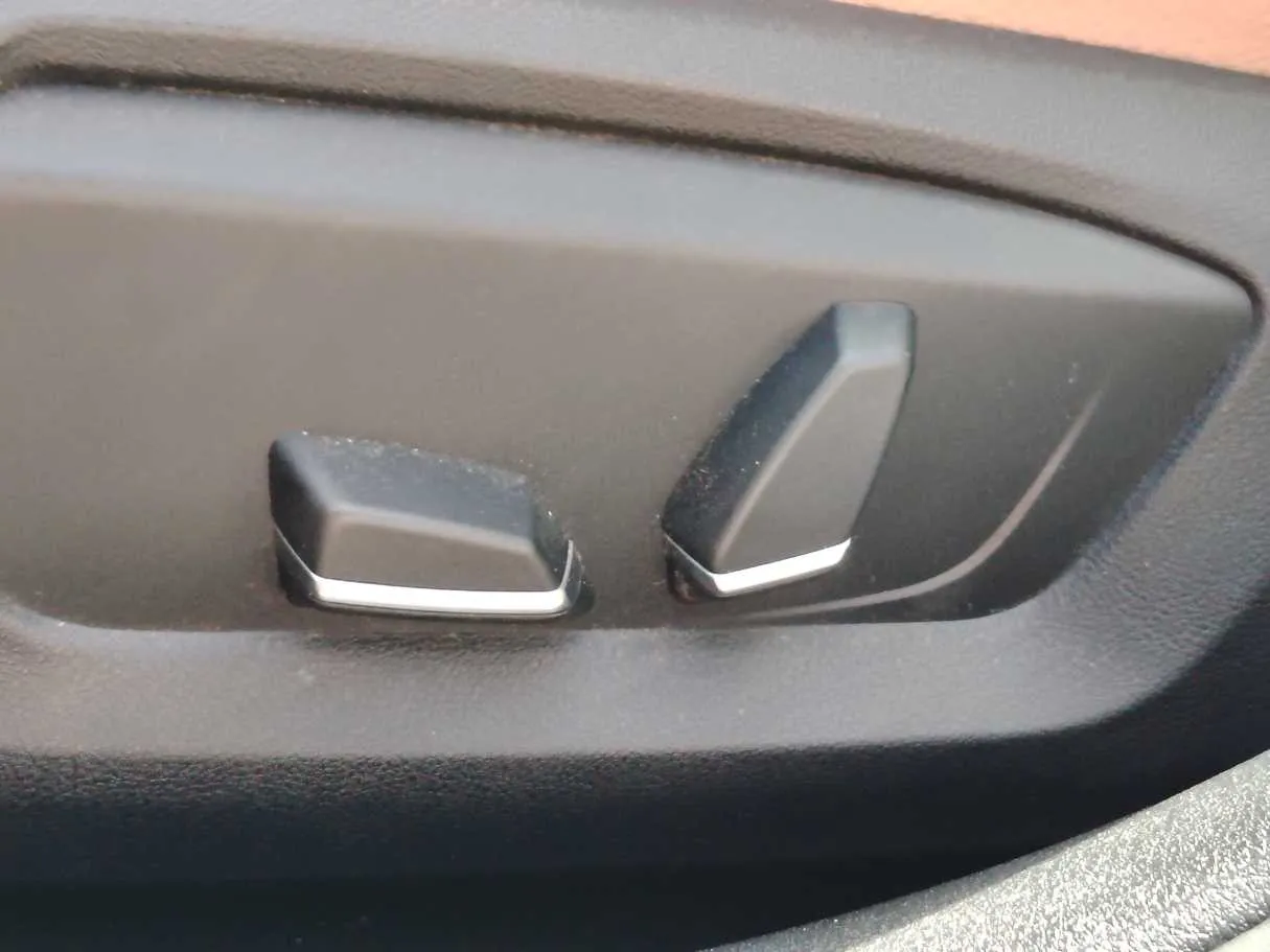 Car image 32