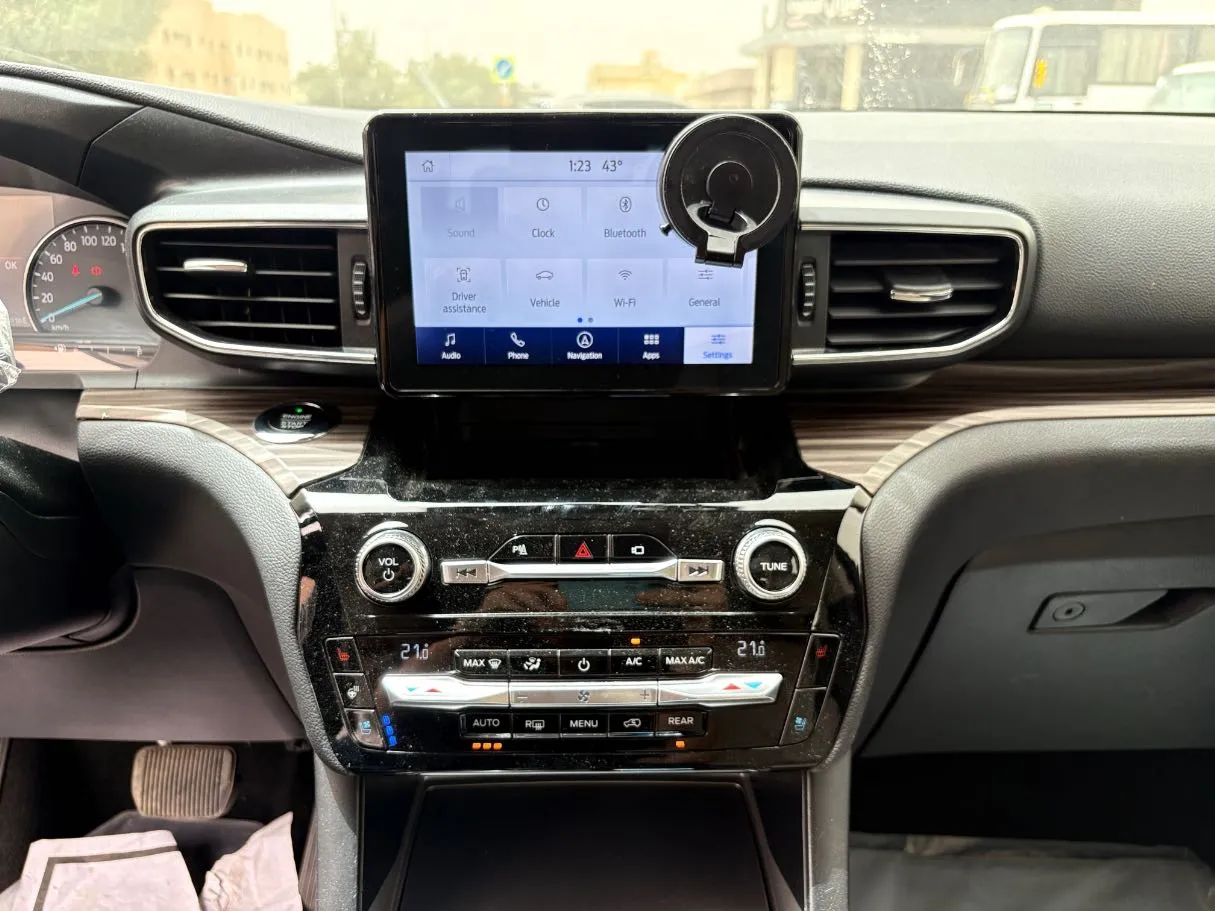 Car image 19