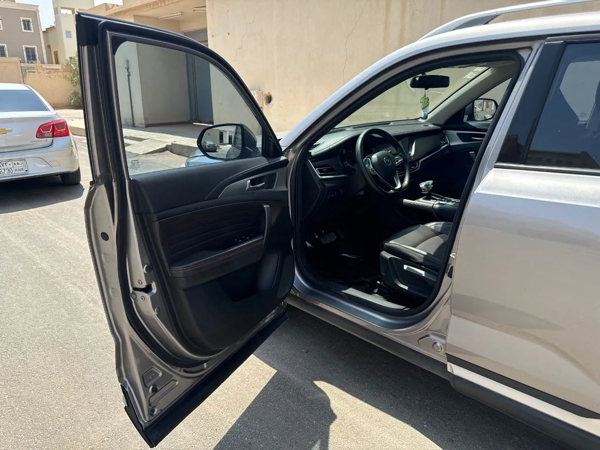 Car image 9