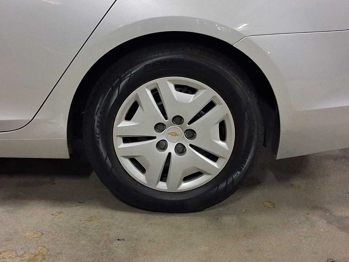 Car image 9