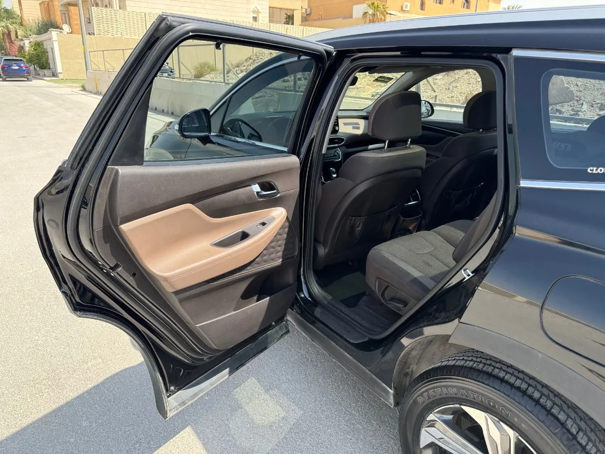 Car image 14