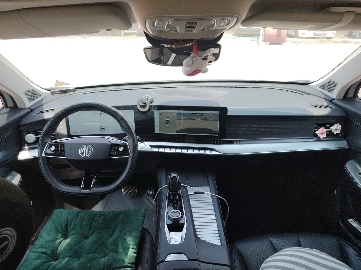 Car image 20