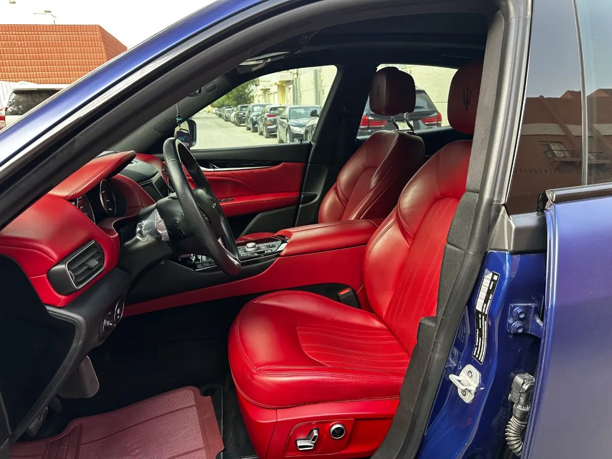 Car image 12
