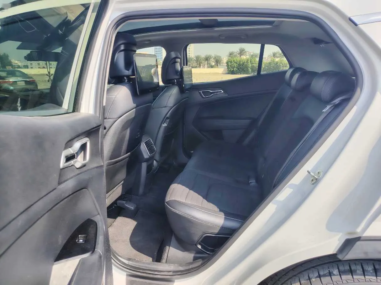 Car image 15