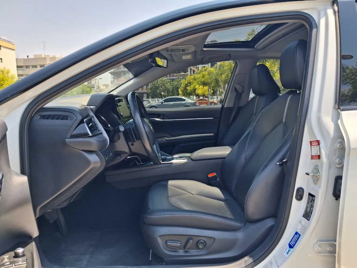 Car image 13