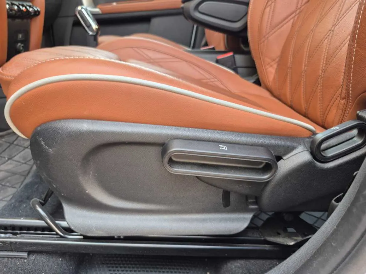 Car image 26