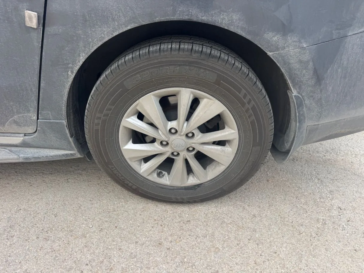 Car image 9
