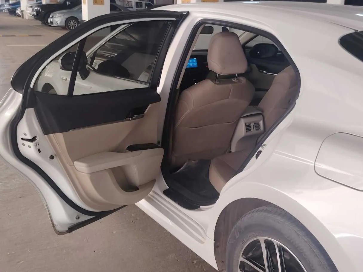 Car image 15