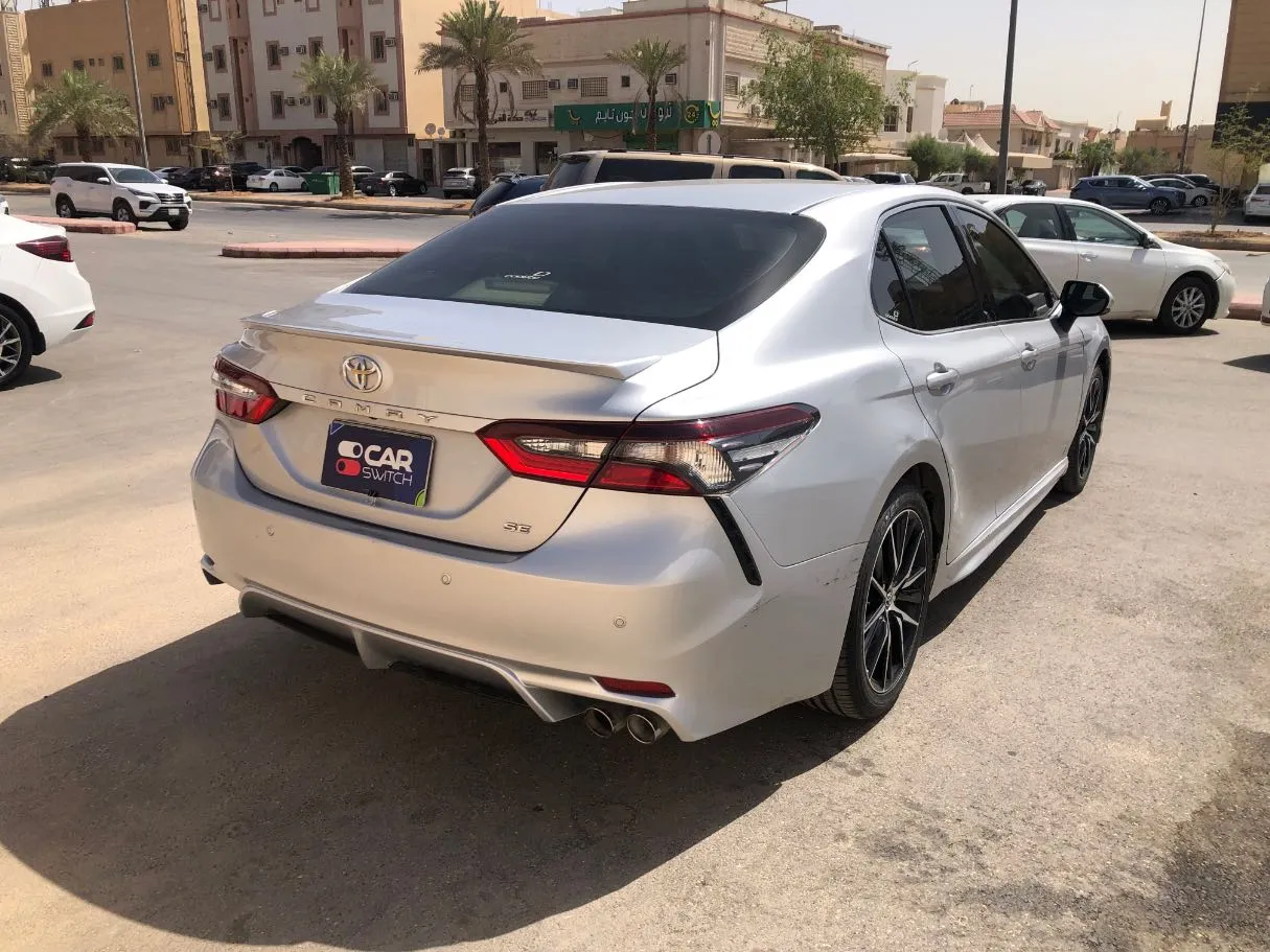 Car image 5