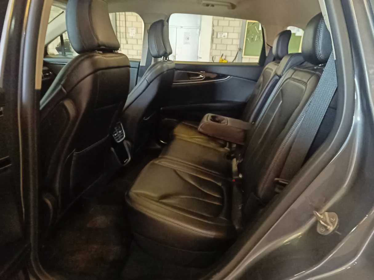 Car image 17