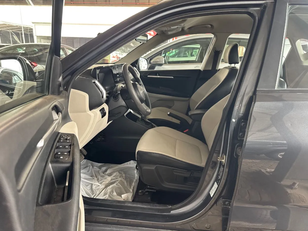 Car image 9
