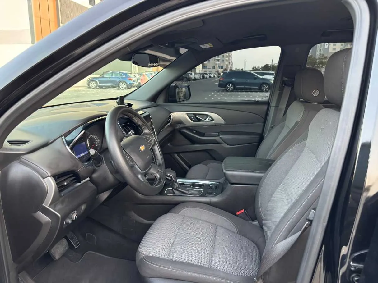 Car image 19