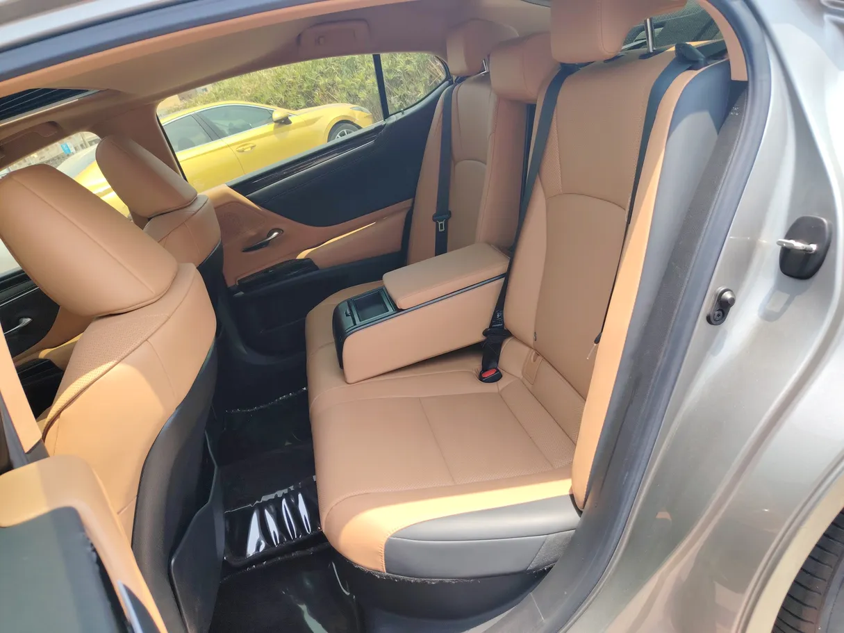 Car image 16