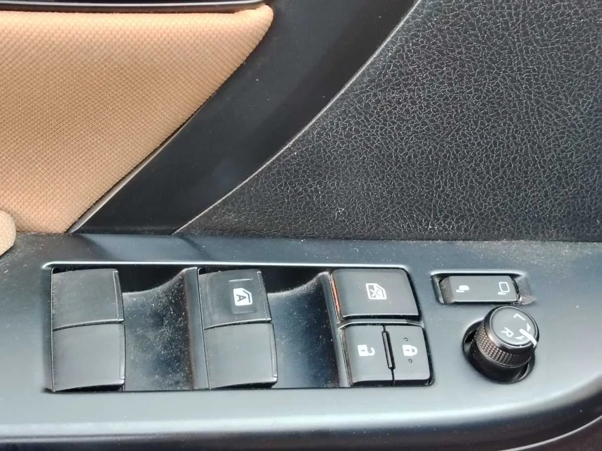 Car image 27