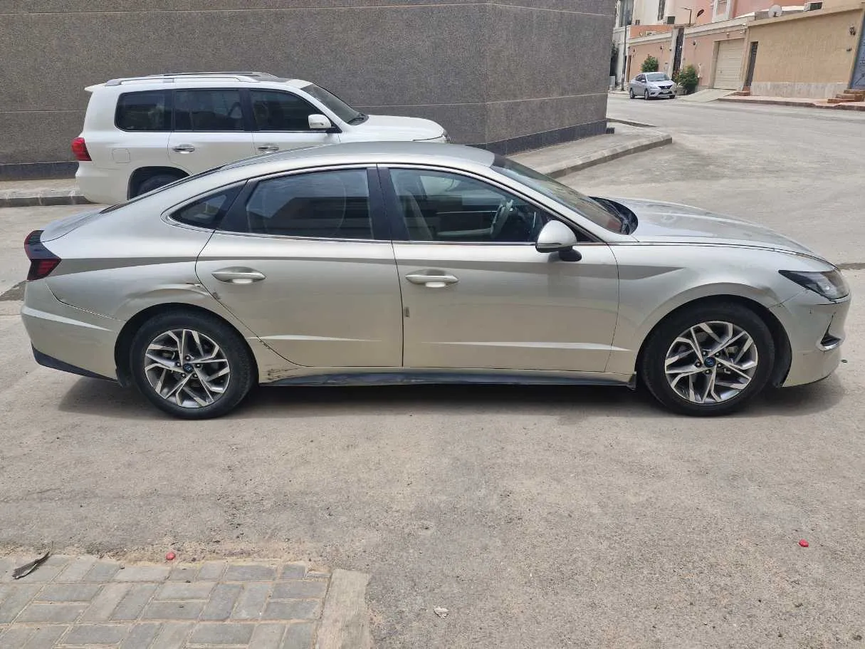 Car image 4