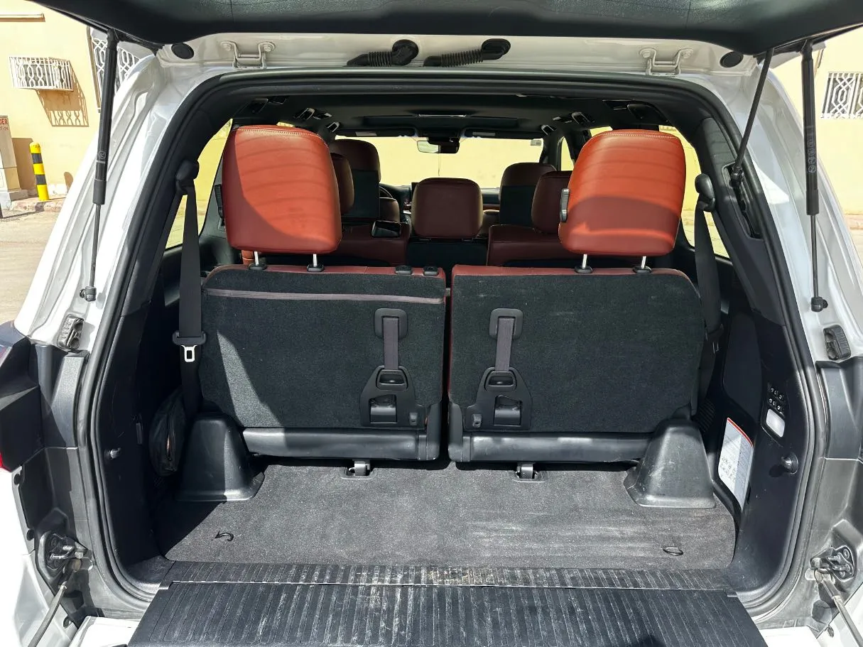 Car image 25