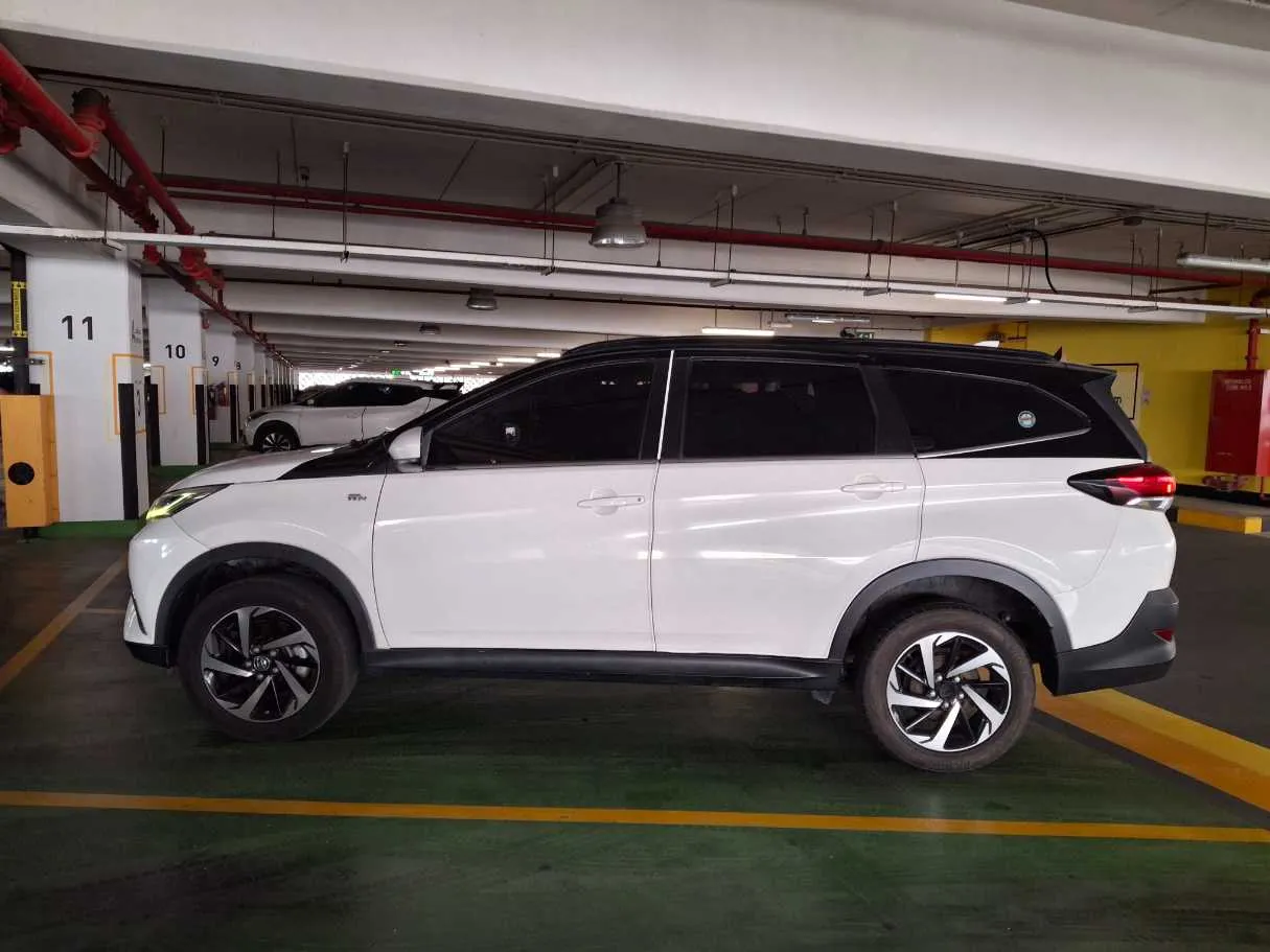 Car image 4