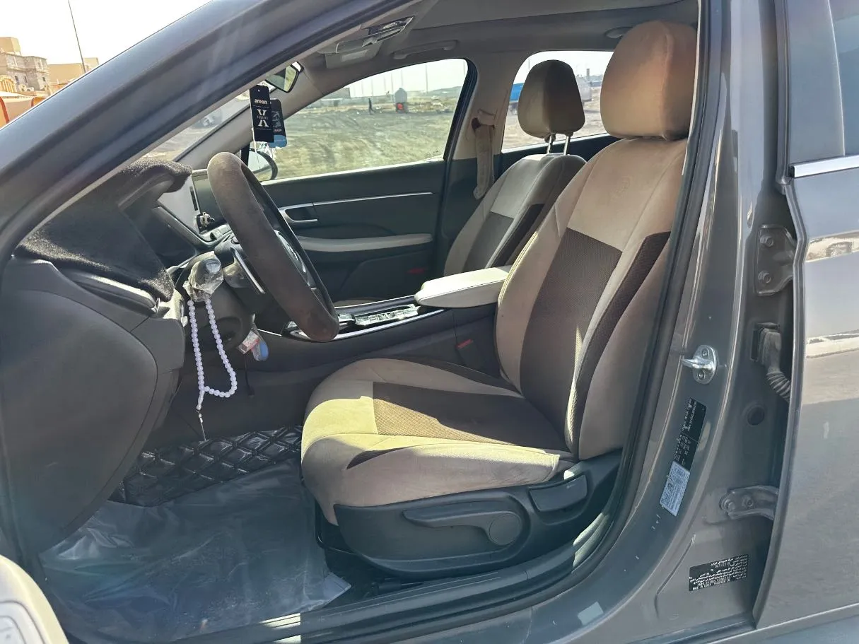 Car image 12