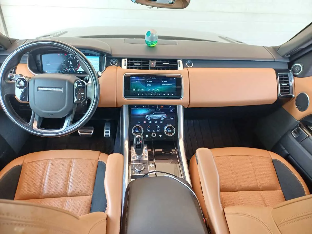 Car image 14