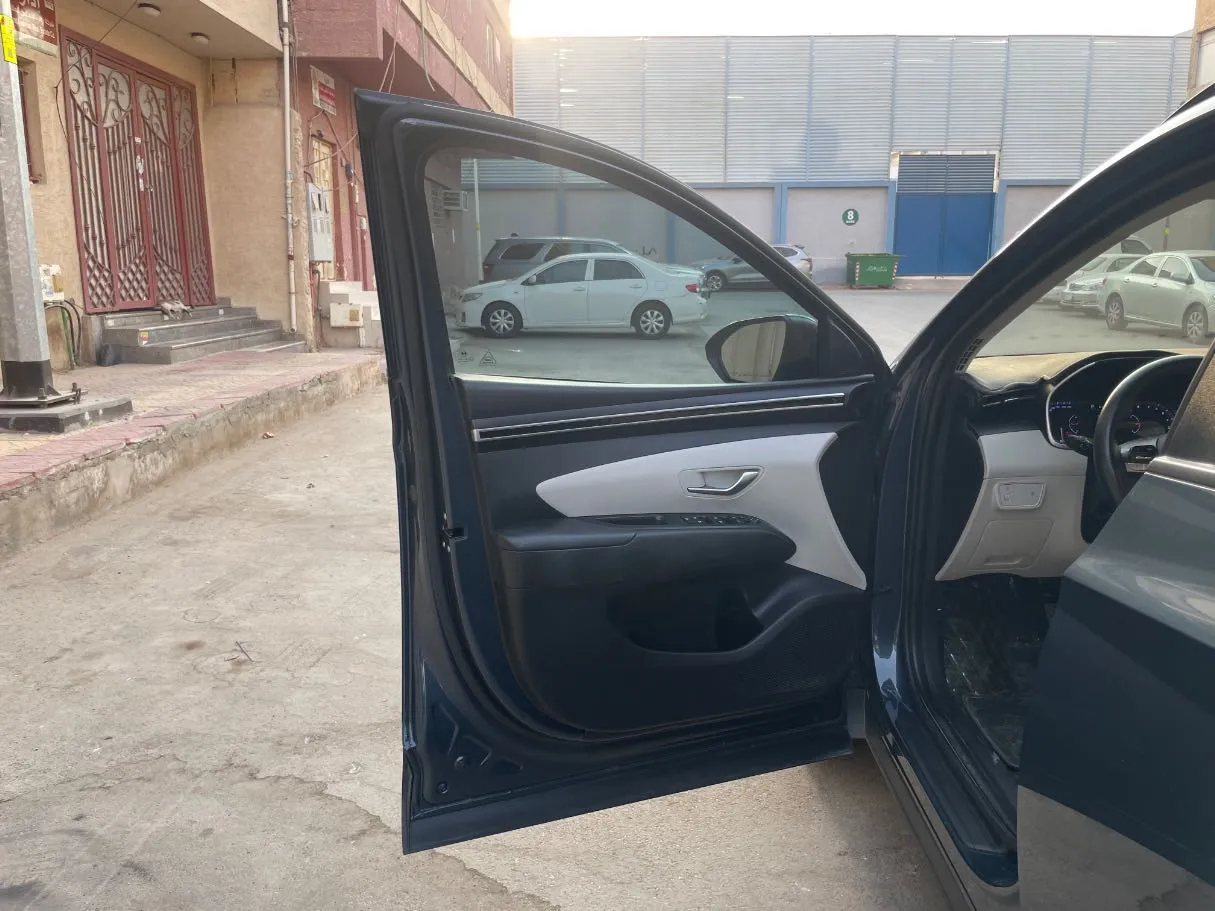 Car image 10