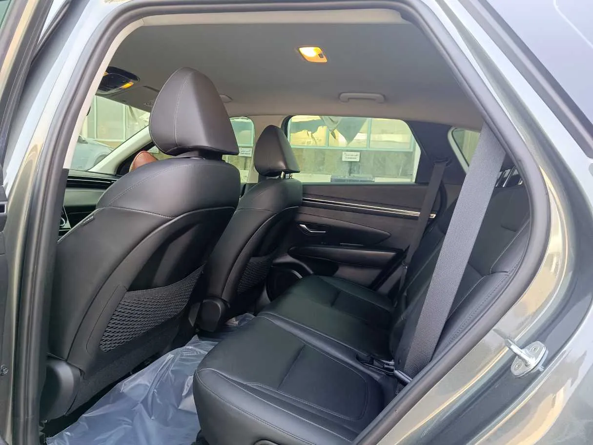 Car image 18