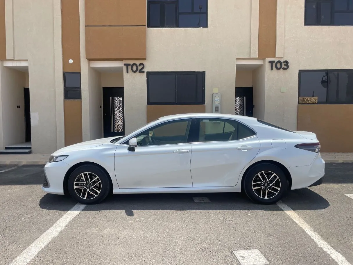 Car image 8