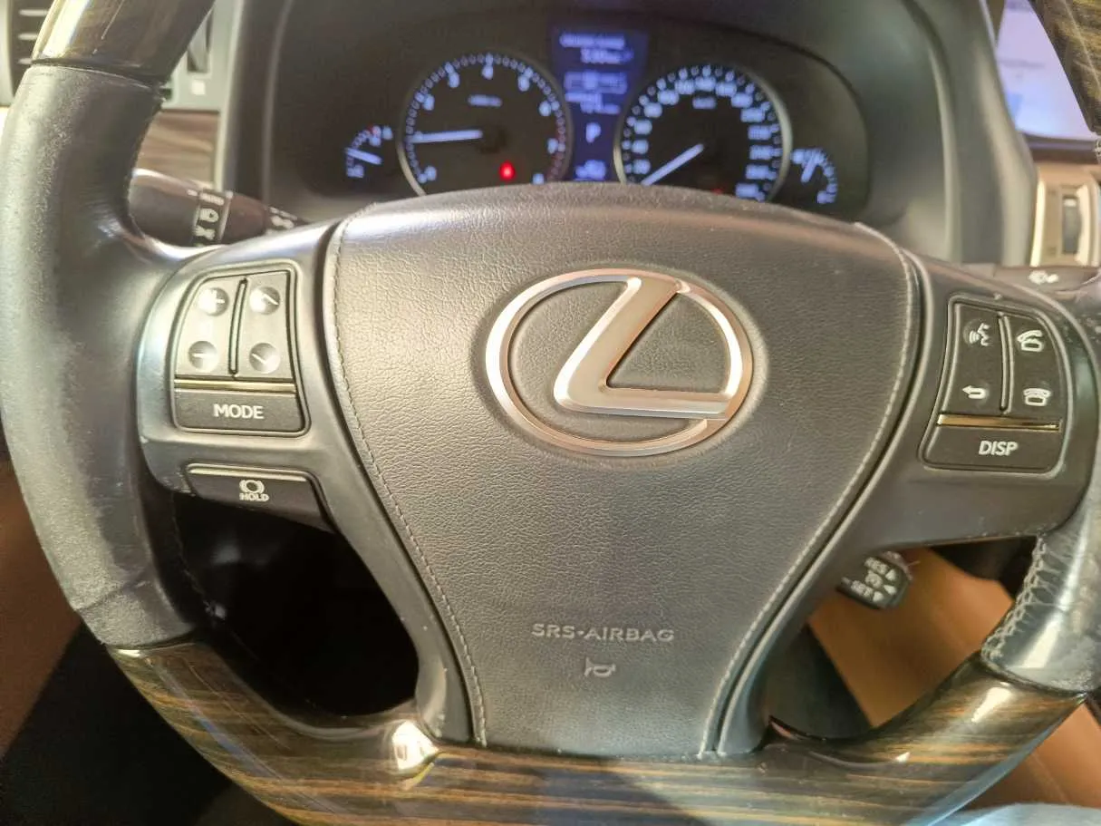 Car image 30