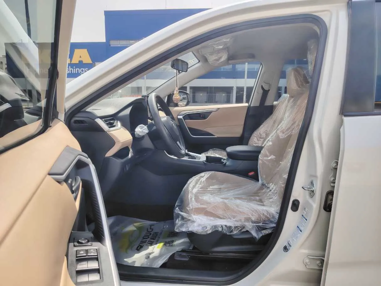 Car image 12