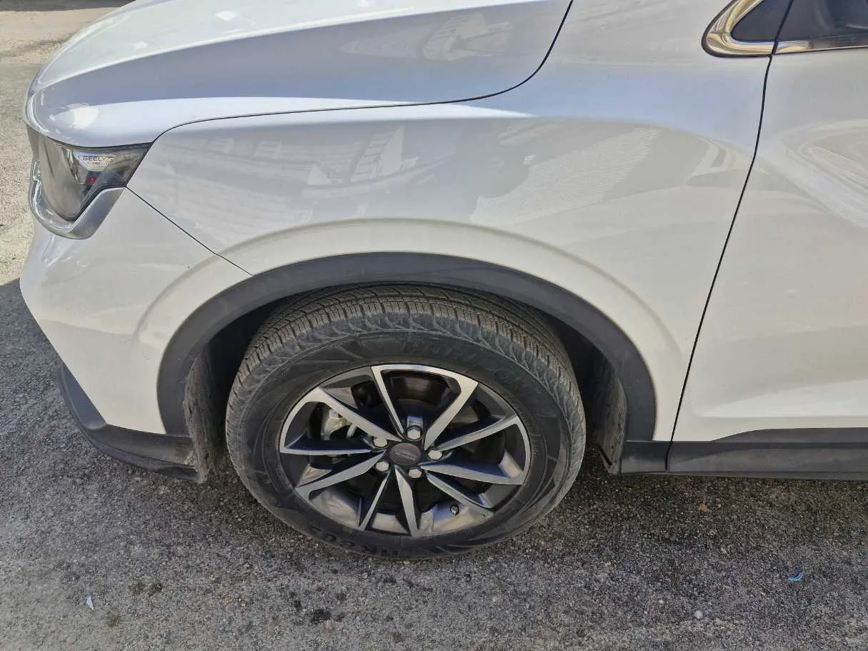 Car image 9