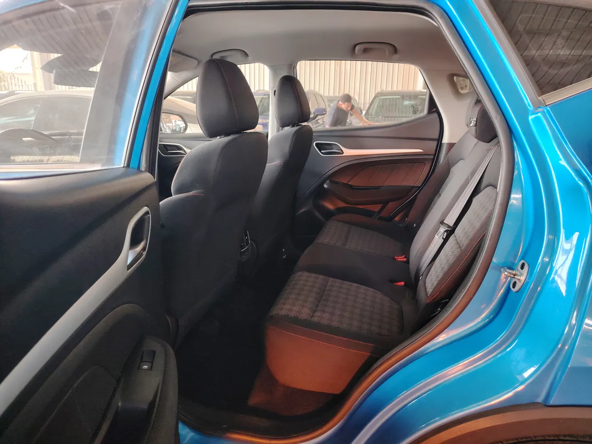 Car image 18