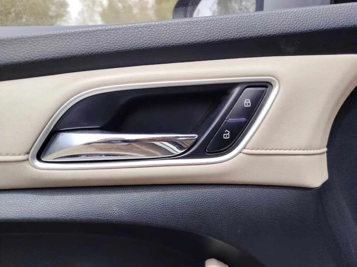 Car image 27