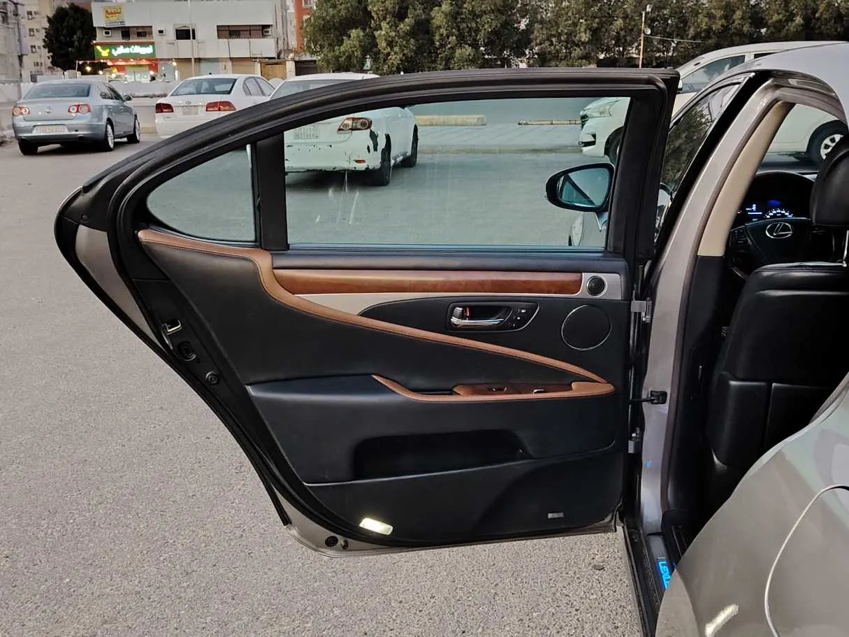 Car image 14