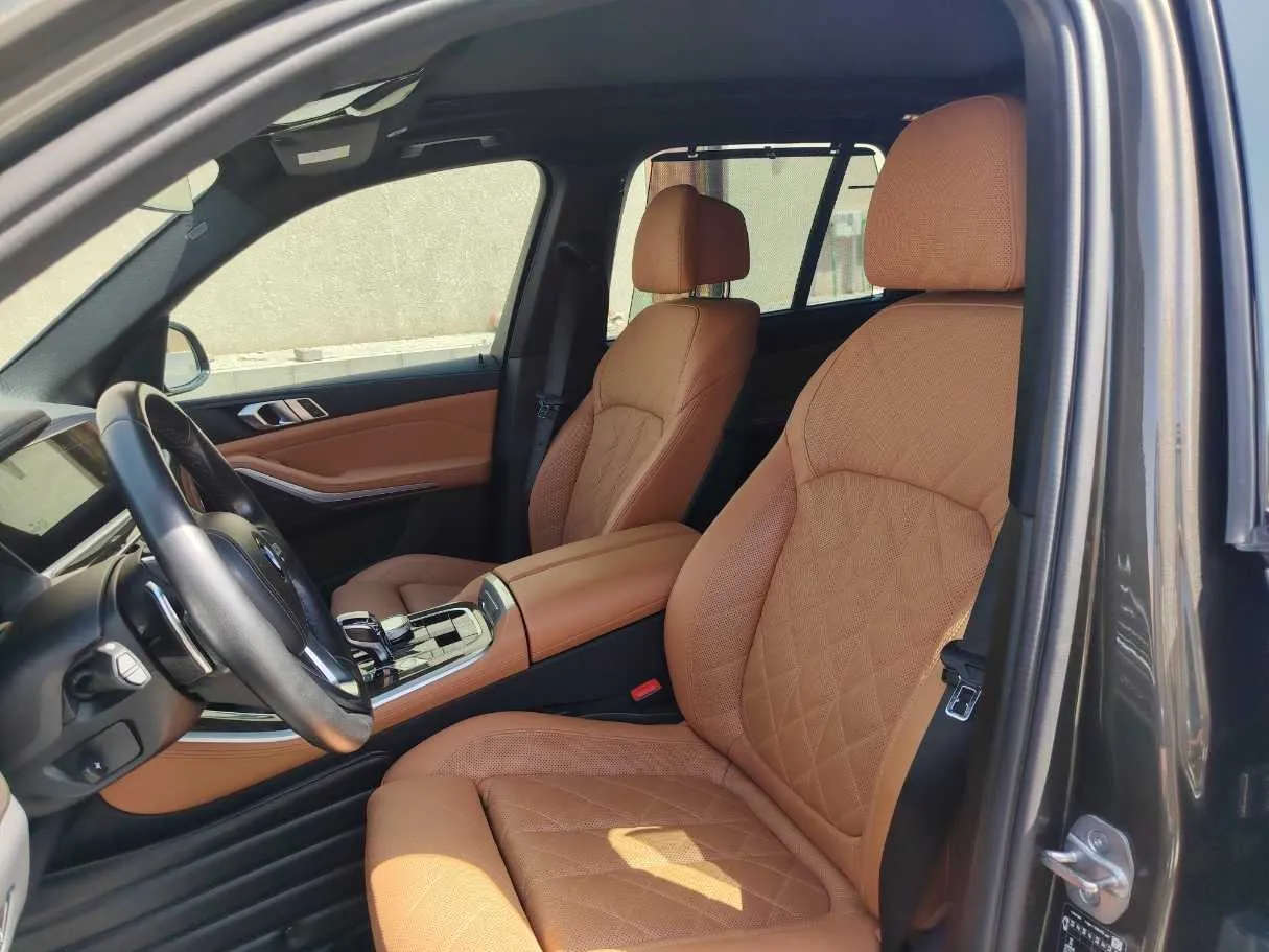 Car image 13