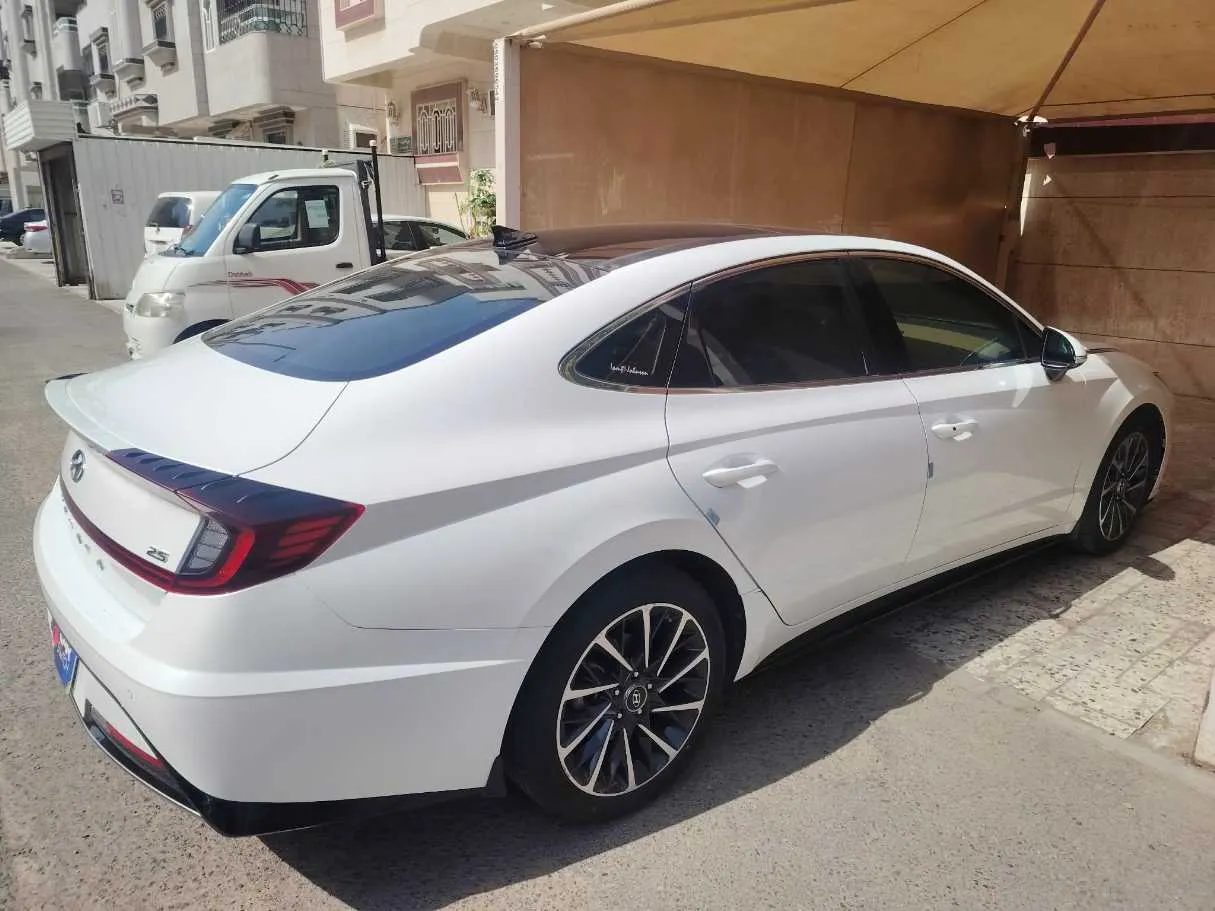 Car image 4