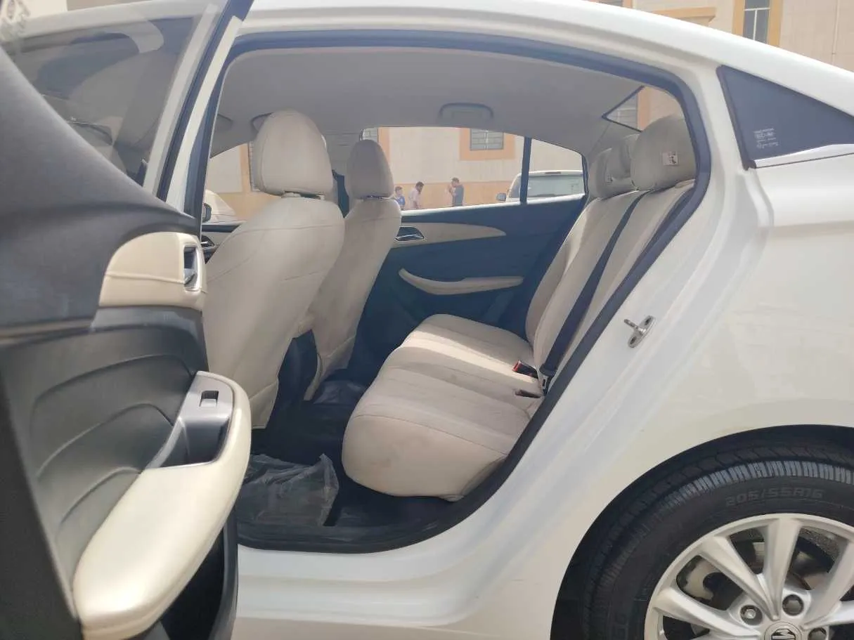 Car image 15